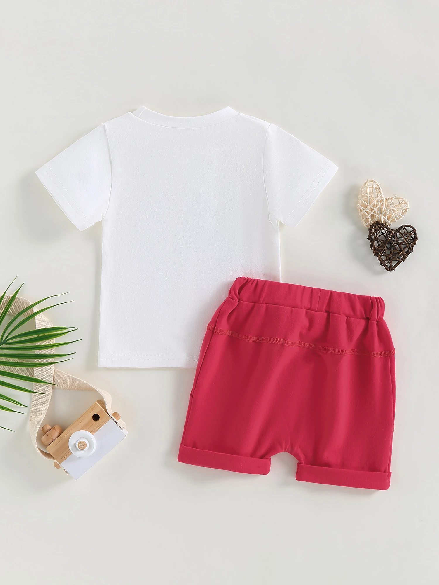 Сладък и стилен комплект дрехи за малки момчета с очарователна тениска с къси ръкави и удобни джинсовыми къси панталони с домашен любимец принтом - идеално - 1